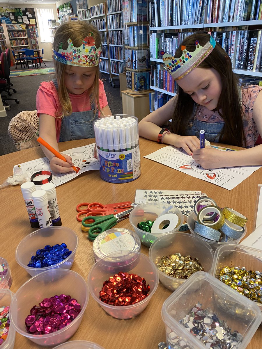 OakdaleLib's tweet photo. Brysur yn gwneud coronau i ddod yn freindal

Busy making crowns to become royalty https://t.co/ncs6ESj6d5