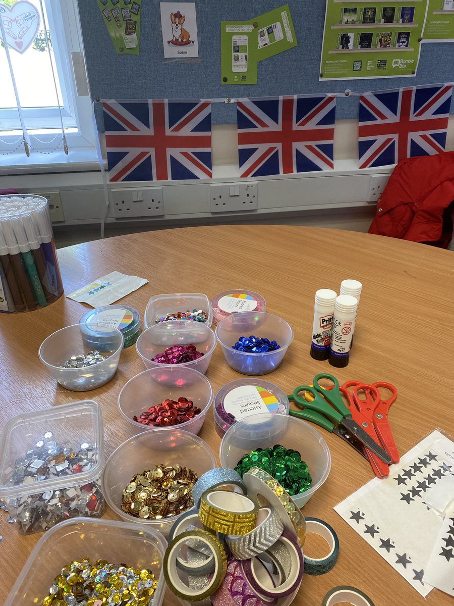 OakdaleLib's tweet photo. Brysur yn gwneud coronau i ddod yn freindal

Busy making crowns to become royalty https://t.co/ncs6ESj6d5