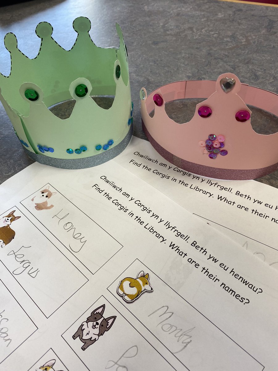 OakdaleLib's tweet photo. Brysur yn gwneud coronau i ddod yn freindal

Busy making crowns to become royalty https://t.co/ncs6ESj6d5