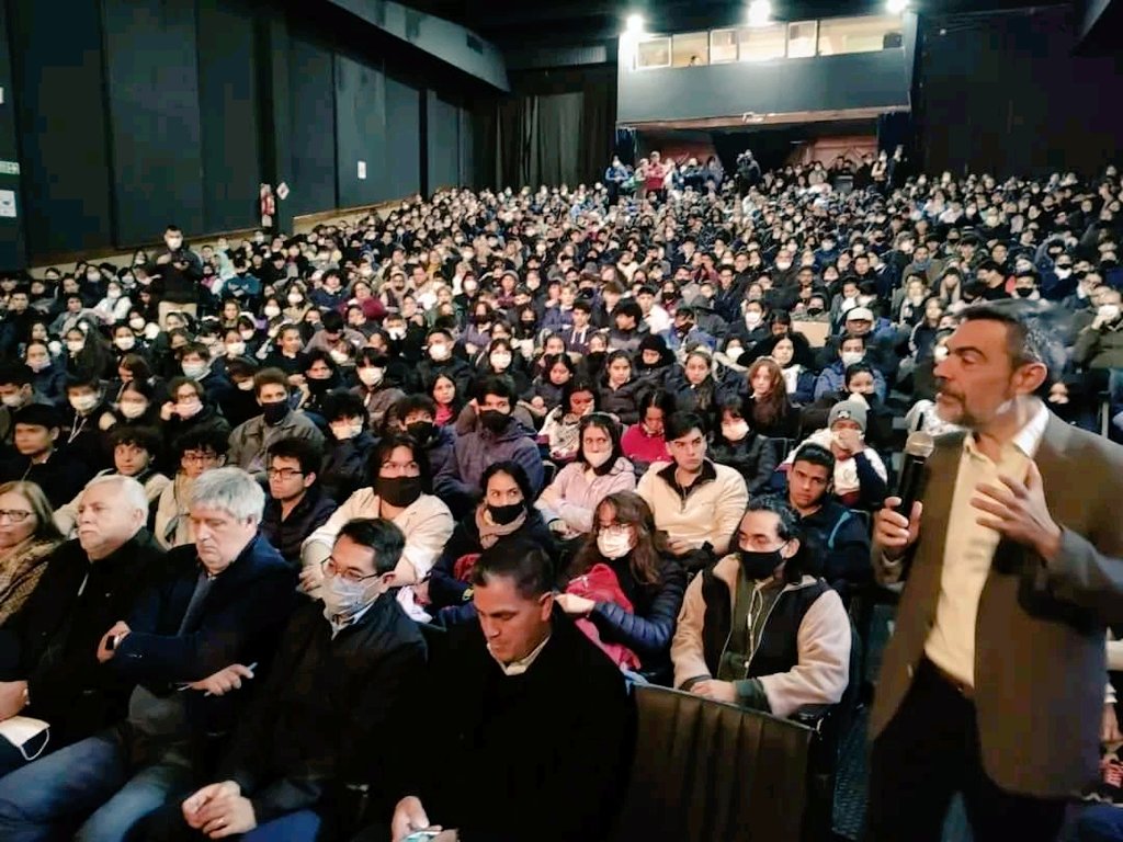 CGEMisiones's tweet photo. ➡️ El presidente del CGE @jalbertogalarza acompañó hoy la charla de prevención de adicciones, organizada por @MisionesIps junto al Ministerio de Prevención de Adicciones y Control de Drogas y desarrollada por el reconocido médico, científico y toxicólogo @Carlos_Damin. https://t.co/lM3pE2lf1R