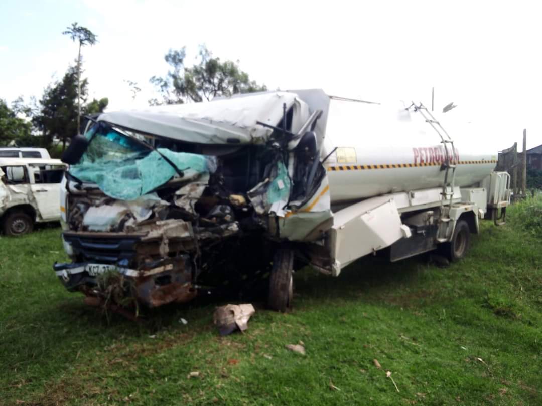 Three people killed, 7 others injured after an oil tanker rams a matatu at Kimende on the Nairobi-Nakuru highway, police say @Ma3Route @Ma3Conductor @RoadAlertsKE @nairobi_traffic