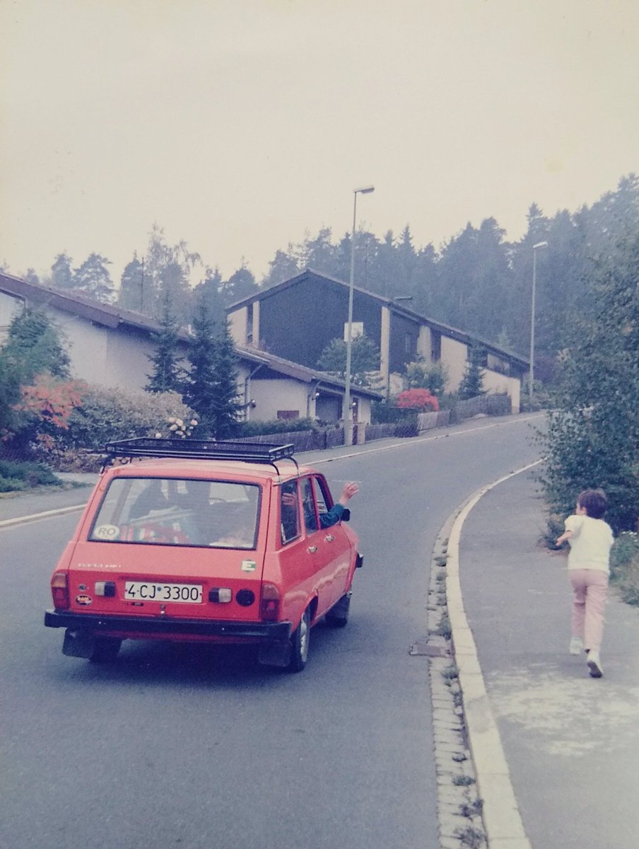 🇷🇴 Tourist driving in Bundesrepublik Deutschland 🇩🇪, 1985.
 Farewell, our friends kid sent as last greeting on departure. This Day the "kid" is a famous doctor practicing in Düsseldorf.

#Mülheim, North Rhine-Westphalia