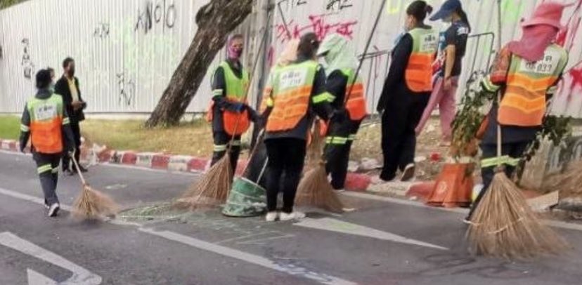 droopyy33's tweet photo. Chadchart, it’s your job.
The road is mine.
It’s my tax.
#ชัชชาติ #ชัชชาติสิทธิพันธุ์ #ผู้ว่ากรุงเทพ #ผู้ว่ากทม #กรุงเทพ #กรุงเทพมหานคร #Bangkok #Thailand
#NGOBill #ม็อบต้องการคนตาย #ม็อบ31พฤษภา65 https://t.co/KYvUJ6BA7j