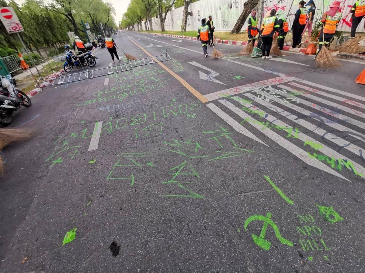 droopyy33's tweet photo. Chadchart, it’s your job.
The road is mine.
It’s my tax.
#ชัชชาติ #ชัชชาติสิทธิพันธุ์ #ผู้ว่ากรุงเทพ #ผู้ว่ากทม #กรุงเทพ #กรุงเทพมหานคร #Bangkok #Thailand
#NGOBill #ม็อบต้องการคนตาย #ม็อบ31พฤษภา65 https://t.co/KYvUJ6BA7j