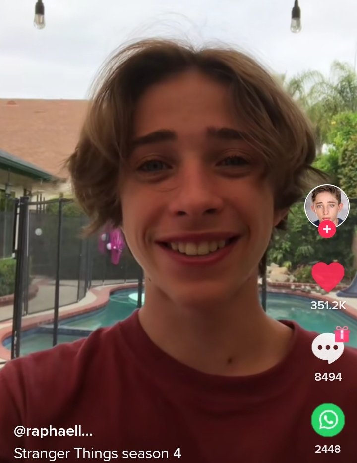 FAIRYK4I's tweet photo. o ator que faz o chico buarque em stranger things falando que a cena foi gravada a 3 anos atras tadinho ele ficou esperando lançar igual a gente https://t.co/HcR7xZgywT