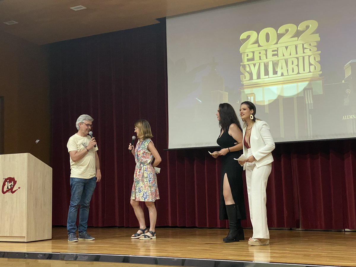 syllabus2022's tweet image. Ara mateix a l’escenari @jangonzalo1 i @arauna ! Riures assegurats! 😂