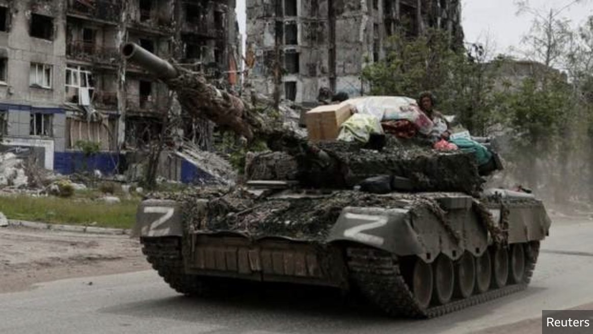 Беженка из Попасной узнала свои вещи на российском танке.

Алина Коренюк сообщила Би-би-си, что узнала на фотографии с российским танкистом предметы, украденные из ее дома.Она говорит, что на снимке видно новый бойлер, который она купила до войны. bbc.in/38yvFpx