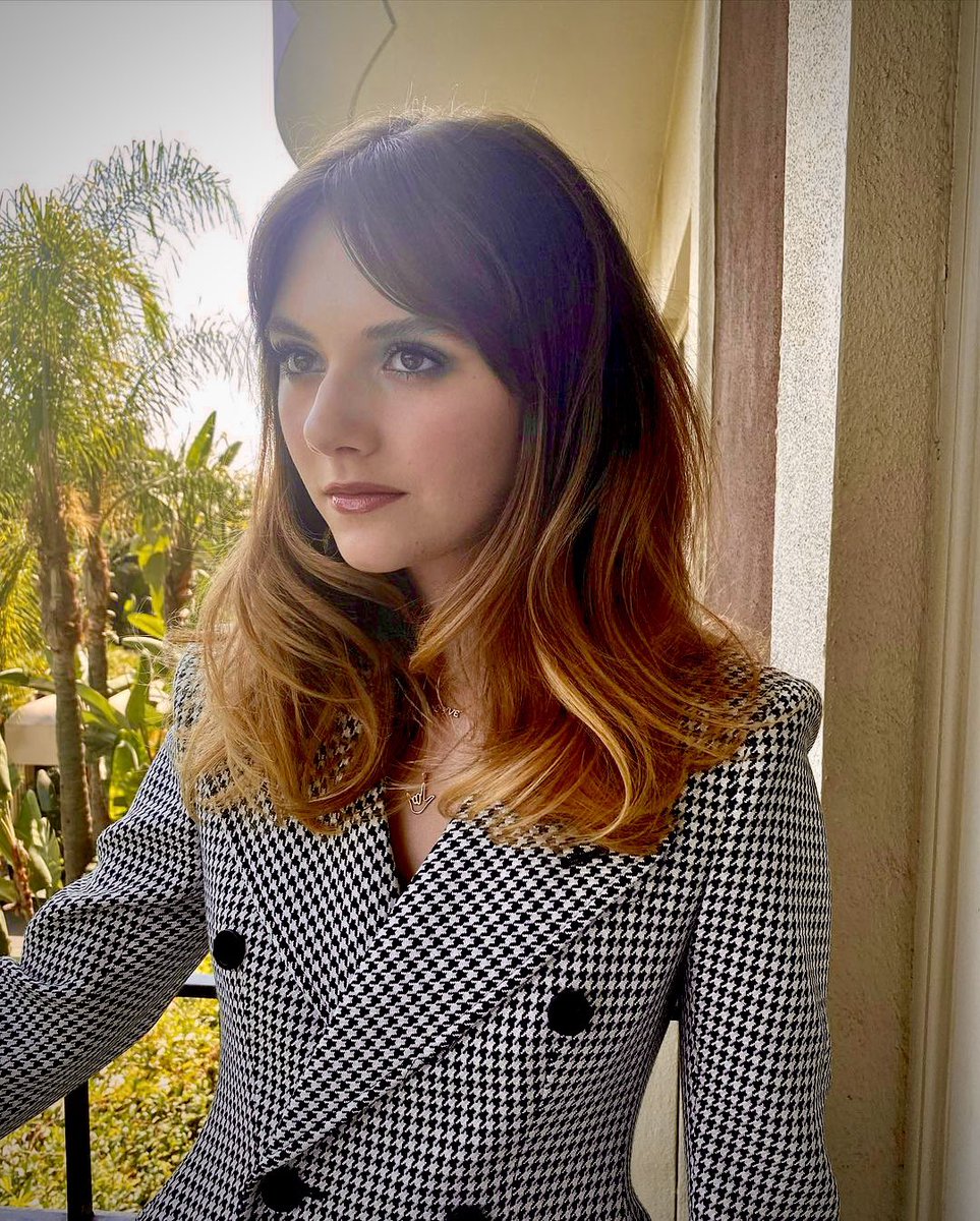 ocicattt's tweet photo. 26 Sep 2021
#CODA🤟Screening, Q&amp;A📸
Los Angeles

@EmiliaJonesy 
A closer look at Emilia Jones &amp; her Hairstyle

(Taken by hairstylist @bridgetbragerhair )
.
.
👇👇EXPAND thread for
Screening 📸👇👇 https://t.co/HJ57gip1R0