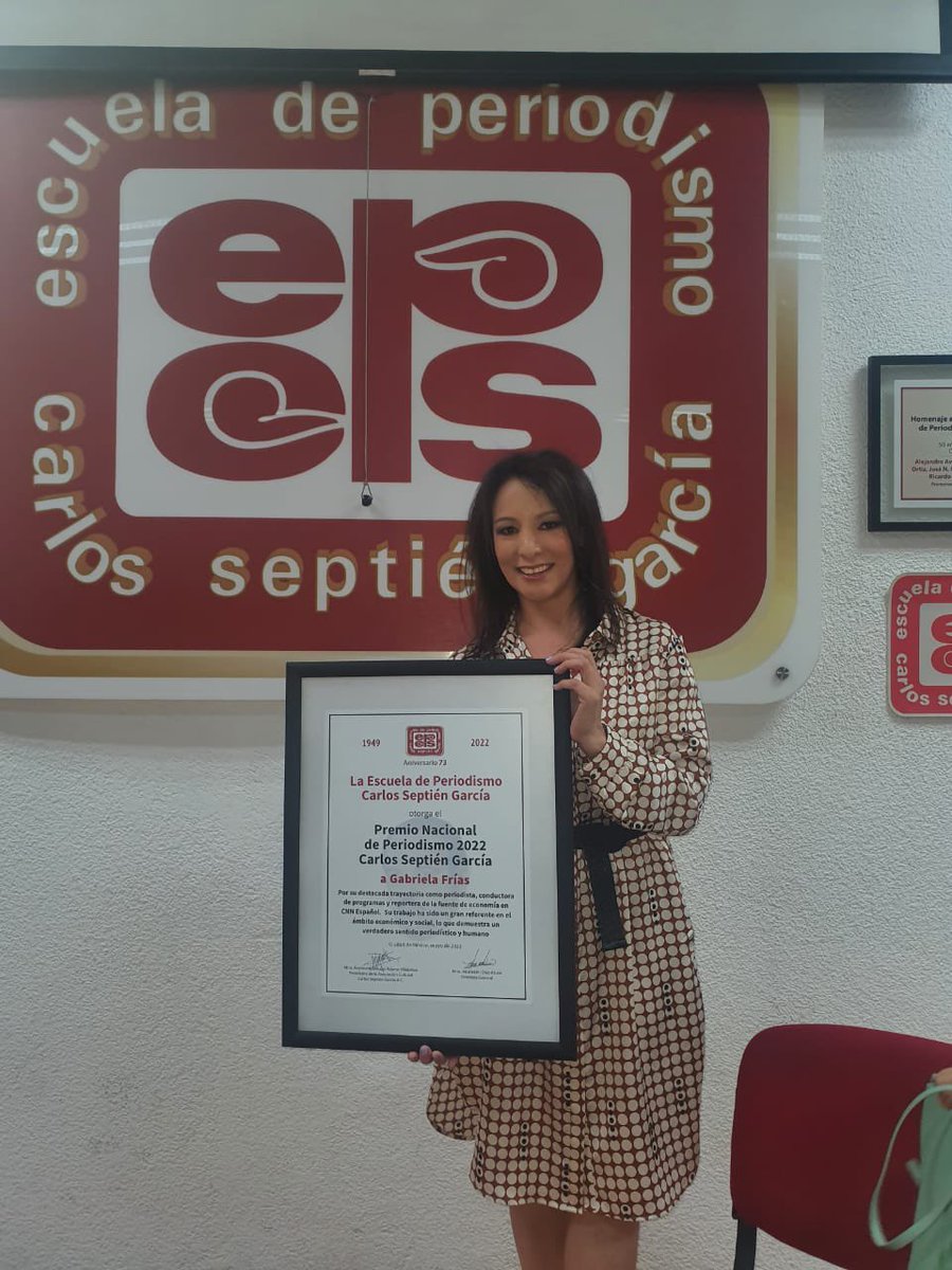 Ayer recibí el Premio Nacional de Periodismo que otorga la Escuela de Periodismo Carlos Septién García. Me siento honrada y agradecida por este reconocimiento al trabajo hecho a lo largo de tantos años y lo aprendido hasta ahora. ¡Y lo que falta! Mientras... ¡continuamos!