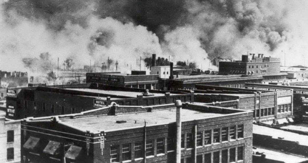 SpiritofLenin's tweet image. OTD in 1921, 101 yrs ago white mobs &amp;amp; police, attacked the black neighborhood of Greenwood, in Tulsa, Oklahoma in one of the worst episodes of racial violence in US history. The mob shot black residents &amp;amp; set the entire community on fire, destroying 35 blocks &amp;amp; ki!!ing 300 people