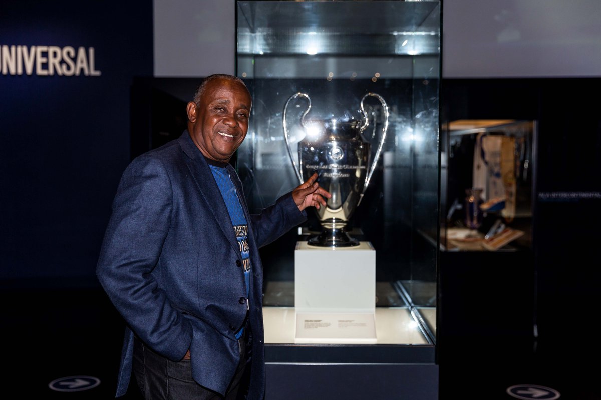 FCPorto's tweet photo. O #MuseuFCPorto recebeu a visita do Juary, figura maior dessa mítica conquista que foi a final de Viena em 1987.

Passou pela exposição '70 Anos do Estádio das Antas' e disse bem alto: "Esta é a minha casa".

#MuseuFCPorto #FCPorto https://t.co/yxy3nmZotm