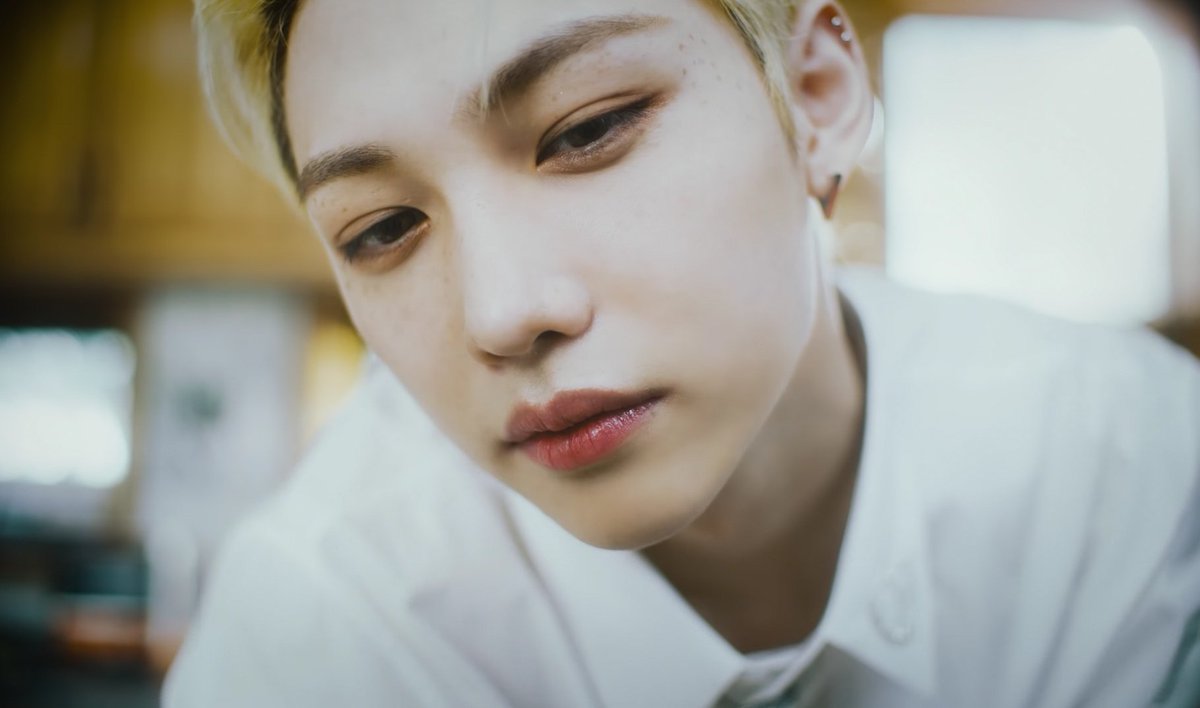 skzxox's tweet photo. Felix                                     Me https://t.co/1s64twLIXL