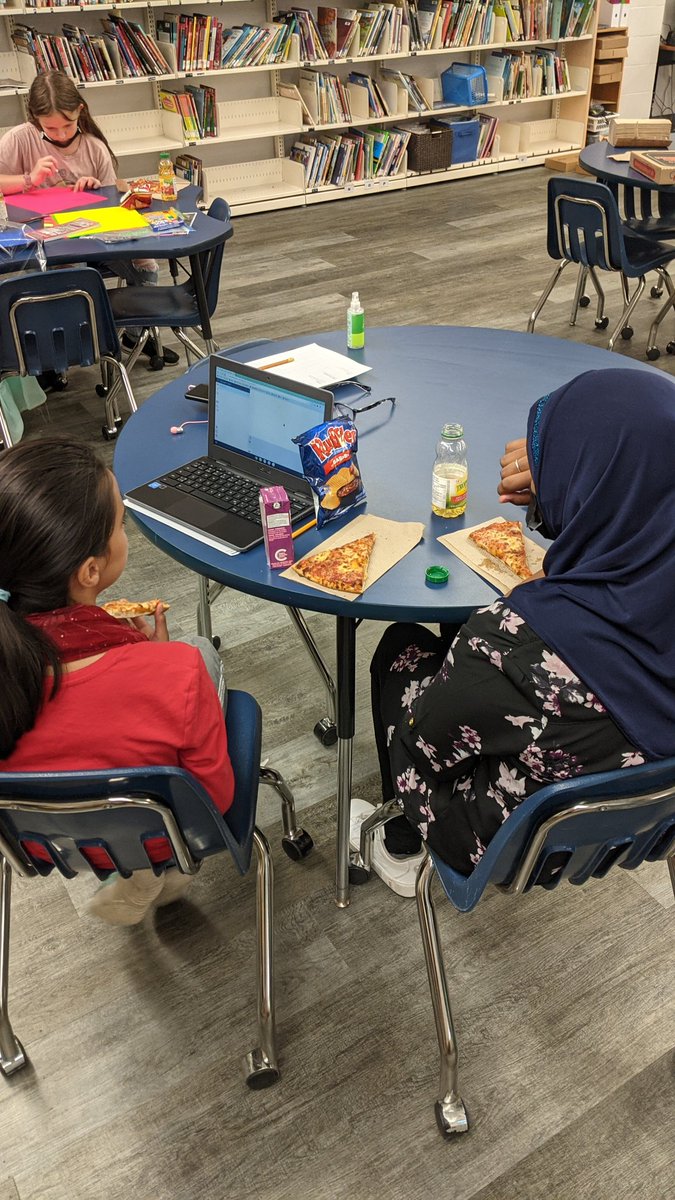 LibraryKao's tweet image. Check out these coders! Students use the lynx coding platform to participate in the 11th annual @thehackergals hackathon. It takes creativity,  collaboration, problem solving skills, and of course pizza! #IMAHACKERGAL @PDSB_Libraries @EarnscliffeSPS @PeelEML