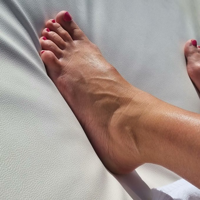 This is all I need  holiday and the sexy little feet of my future wife nxt to me #happy #love #sexyfeet<a href="/tag/love"class="tags"><span>#love</span></a><a href="/tag/happy"class="tags"><span>#happy</span></a><a href="/tag/sexyfeet"class="tags"><span>#sexyfeet</span></a><a href="/tag/iland"class="tags"><span>#iland</span></a>