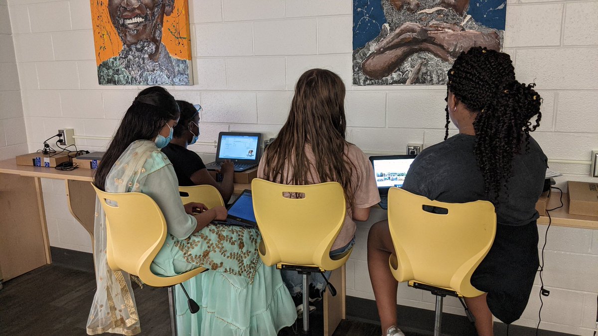 LibraryKao's tweet image. Check out these coders! Students use the lynx coding platform to participate in the 11th annual @thehackergals hackathon. It takes creativity,  collaboration, problem solving skills, and of course pizza! #IMAHACKERGAL @PDSB_Libraries @EarnscliffeSPS @PeelEML