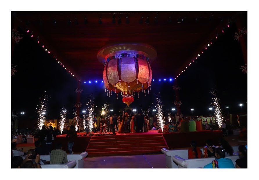 KarmicEm's tweet photo. A Decoration with traditional
themes are the most followed one, isn't it?✨
Mesmerizing and awe-worthy phera Mandap decoration to ensure that you have the most dreamy Pheras!!💫 
.
.
.
#wedding #weddingsplanning #weddingplanner #planning #decor #grandwedding #tulsivivah https://t.co/SYRx8BJGPo