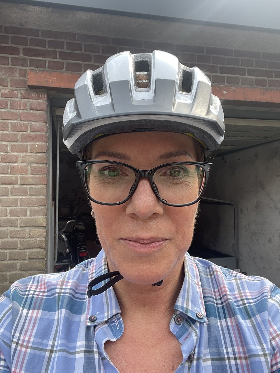 Wekelijks op de fiets <a href="/verlos_mw/">verloskundigen-mw</a>. Na meerdere van dit soort artikelen gelezen te hebben toch maar aan de fietshelm:
hersenstichting.nl/nieuws/een-der…