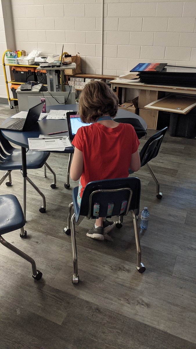 LibraryKao's tweet image. Check out these coders! Students use the lynx coding platform to participate in the 11th annual @thehackergals hackathon. It takes creativity,  collaboration, problem solving skills, and of course pizza! #IMAHACKERGAL @PDSB_Libraries @EarnscliffeSPS @PeelEML