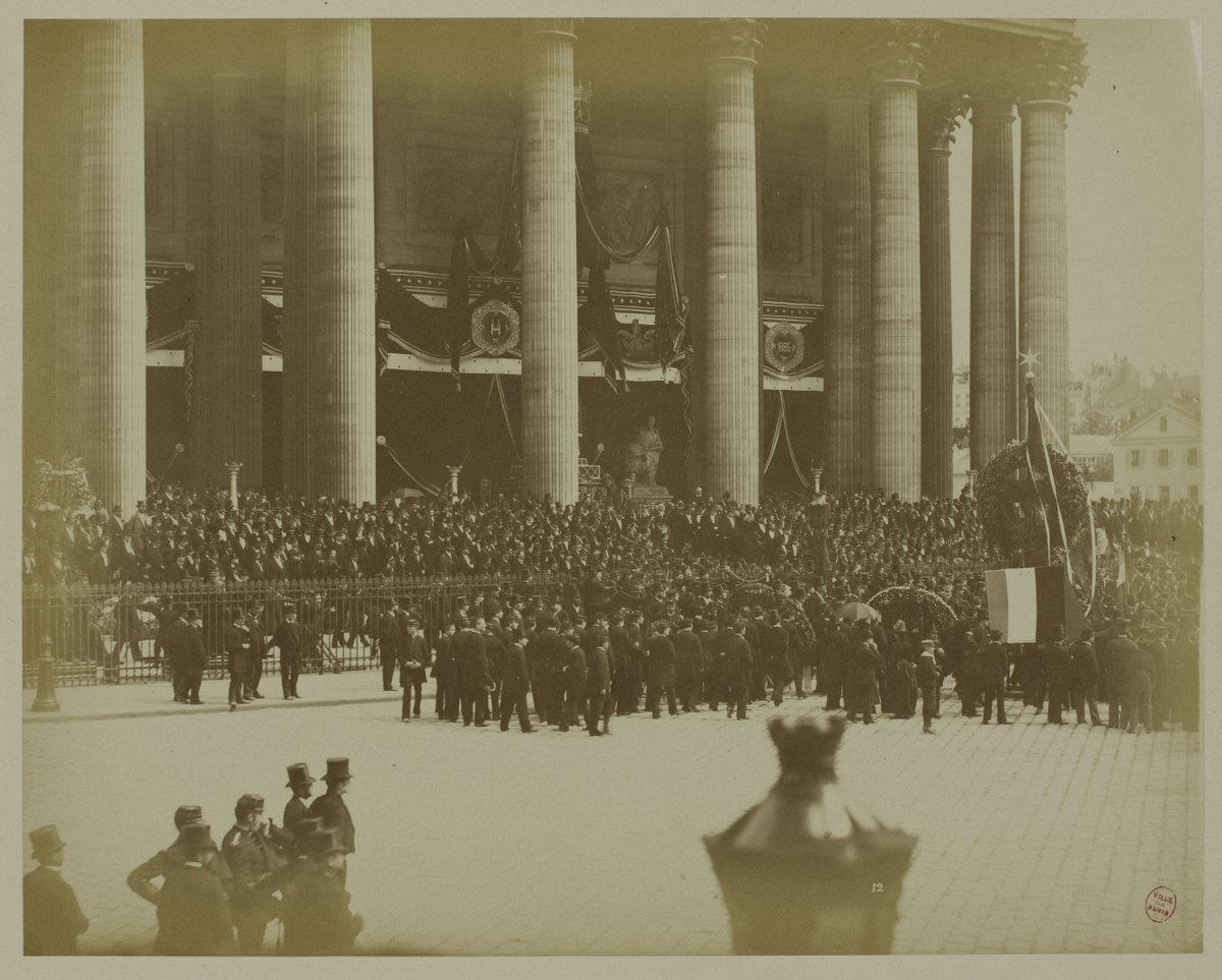 #CeJourLà
Le 1 juin 1885 ont lieu les funérailles nationales de #VictorHugo.
Après avoir été veillé toute la #nuit du 31 mai son cercueil quitte l’<a href="/ArcDeTriomphe/">Arc de triomphe</a> pour gagner le #Panthéon.

Près de trois millions de personnes ont assisté à ces funérailles.