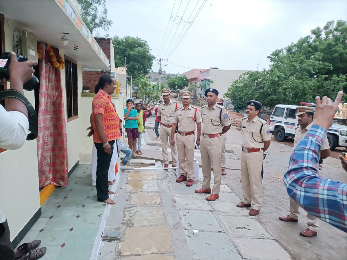 MalkajgiriCop's tweet photo. Today @BhongirTownps has conducted the #CommunityContactProgram under the supervision of @DcpBhongir Sri K.Narayana Reddy. In this program, 04 suspects were taken into custody & 18 Two-wheelers were seized.
@TelanganaDGP @TelanganaCOPs @hydcitypolice @cyberabadpolice https://t.co/iyECmQFe0I