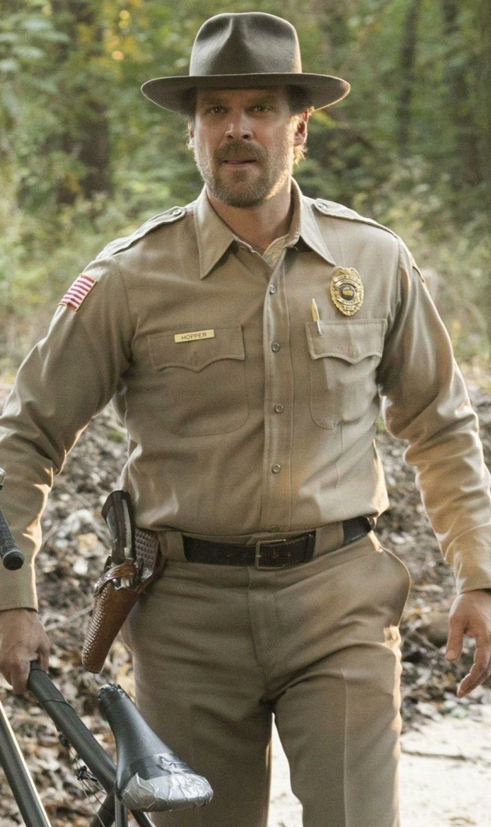 ednamodaycine's tweet photo. El uniforme de Martin Brody (Roy Scheider) de la película “Tiburón” fue un referente para el vestuario de Hopper (David Harbour) de “Stranger things”.
#StrangerThings #ModayCine https://t.co/4Bz4caZLYX