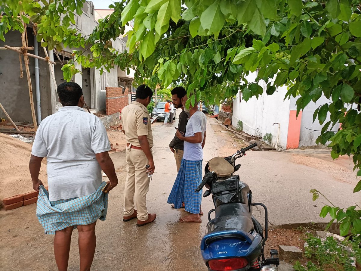 MalkajgiriCop's tweet photo. Today @BhongirTownps has conducted the #CommunityContactProgram under the supervision of @DcpBhongir Sri K.Narayana Reddy. In this program, 04 suspects were taken into custody & 18 Two-wheelers were seized.
@TelanganaDGP @TelanganaCOPs @hydcitypolice @cyberabadpolice https://t.co/iyECmQFe0I