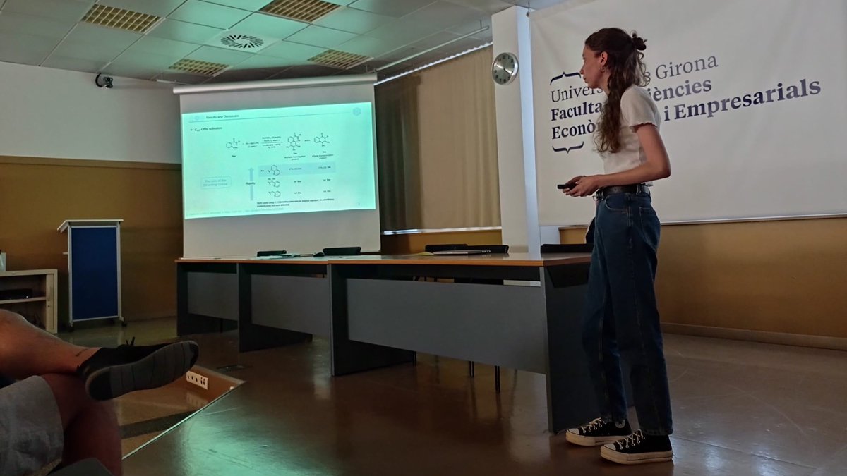 Jornades Predoctorals UdG (@jodoc_udg) on Twitter photo La @judithst99, estudiant del <a href="/MACMoMUdG/">MACMoM UdG</a> (<a href="/udgmasters/">UdGmasters</a>, <a href="/IQCCUdG/">IQCC UdG</a>) ens presenta la recerca que està desenvolupant al grup <a href="/QBIScat_UdG/">QBIS-CAT Research Group</a> pel seu TFM sobre reaccions d'homologació aromàtica. #JoDoc2022
<a href="/ribas_xavi/">xribas</a> <a href="/lorenacapdevila/">Lorena Capdevila</a> <a href="/aztul/">Lutz Ackermann</a> <a href="/QuimicaUdG/">Quimica UdG</a> <a href="/UdGCiencies/">Facultat de Ciències</a> La @judithst99, estudiant del <a href="/MACMoMUdG/">MACMoM UdG</a> (<a href="/udgmasters/">UdGmasters</a>, <a href="/IQCCUdG/">IQCC UdG</a>) ens presenta la recerca que està desenvolupant al grup <a href="/QBIScat_UdG/">QBIS-CAT Research Group</a> pel seu TFM sobre reaccions d'homologació aromàtica. #JoDoc2022
<a href="/ribas_xavi/">xribas</a> <a href="/lorenacapdevila/">Lorena Capdevila</a> <a href="/aztul/">Lutz Ackermann</a> <a href="/QuimicaUdG/">Quimica UdG</a> <a href="/UdGCiencies/">Facultat de Ciències</a>