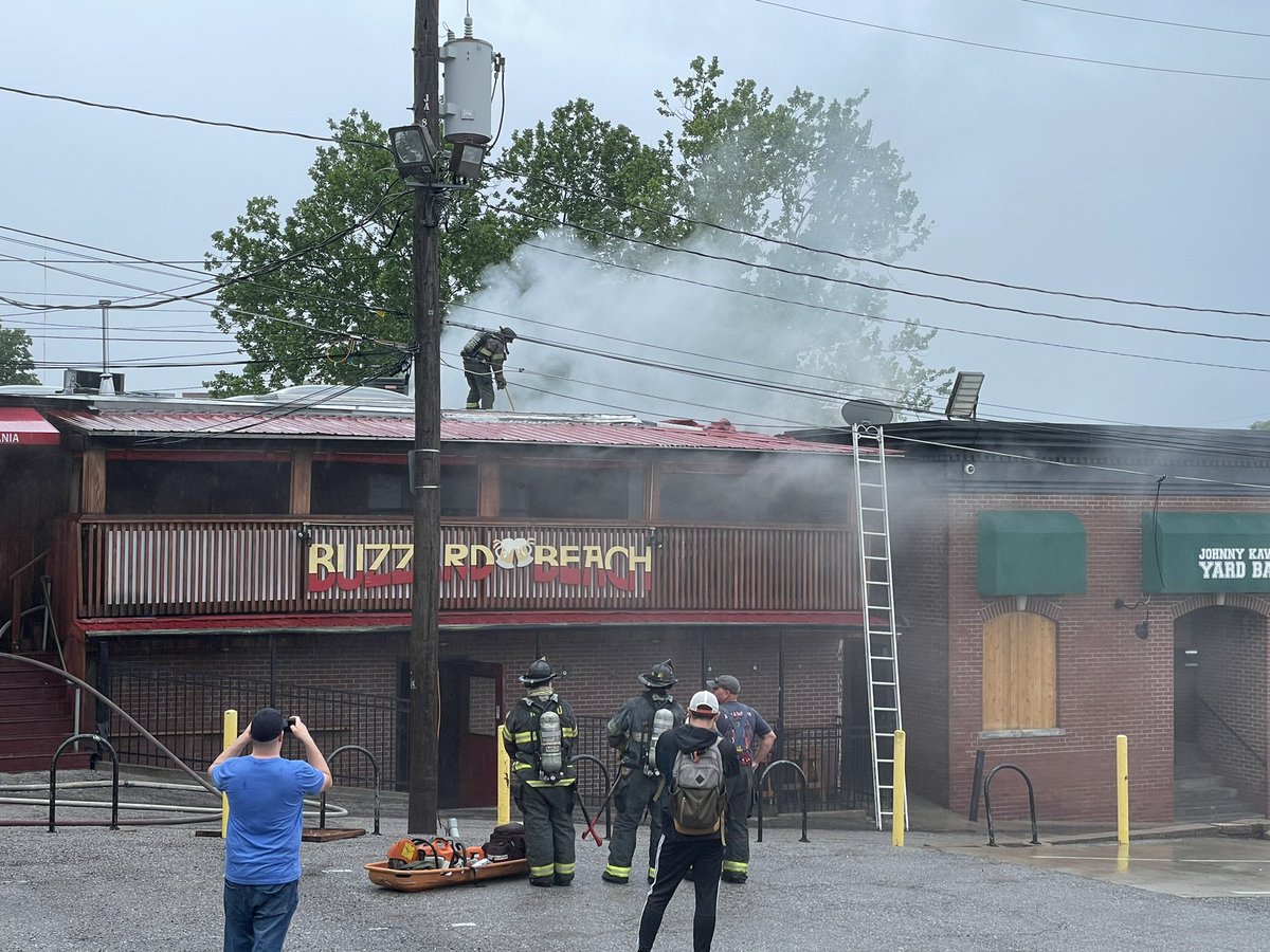 GellmanMatti's tweet photo. Smoke billowing out of Buzzard Beach at 4110 Pennsylvania just off of Westport Road Tuesday morning. KCFD trying to get inside https://t.co/GblD6Mph9b