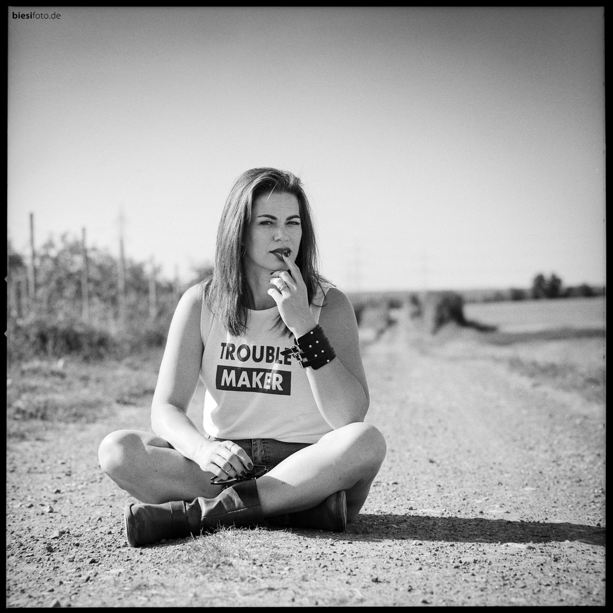 biesifoto's tweet photo. @Hasselblad I love this photo of Vanessa that I took 2 weeks ago with my beloved @Hasselblad 500 C (built in 1970) and the Sonnar C 150mm/4.0 on Kodak Tri-X 400 film. #hasselbladcommunity #mediumformat #filmphotography #filmisnotdead https://t.co/9fyzl57aiC