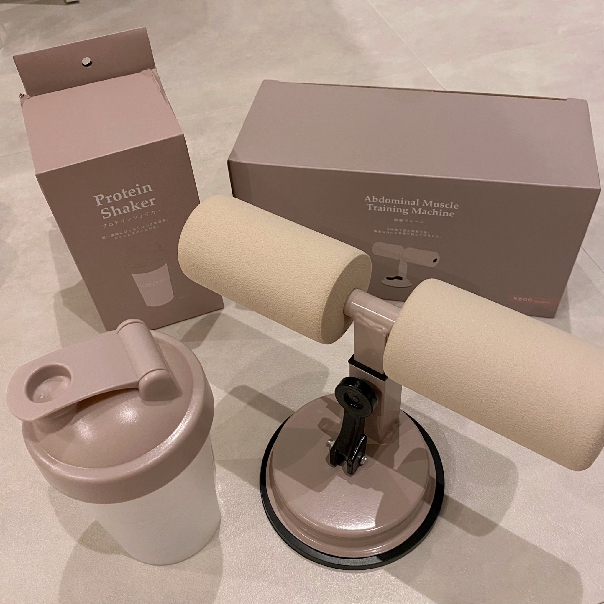 パパ活るびー 3coinsで筋トレグッズ買った 腹筋する時彼氏に抑えてもらってたけど彼氏いらなくなった W プロテインシェーカーもバネ付きで便利だし色可愛くてモチベ上がる T Co Surk4kkj2n Twitter