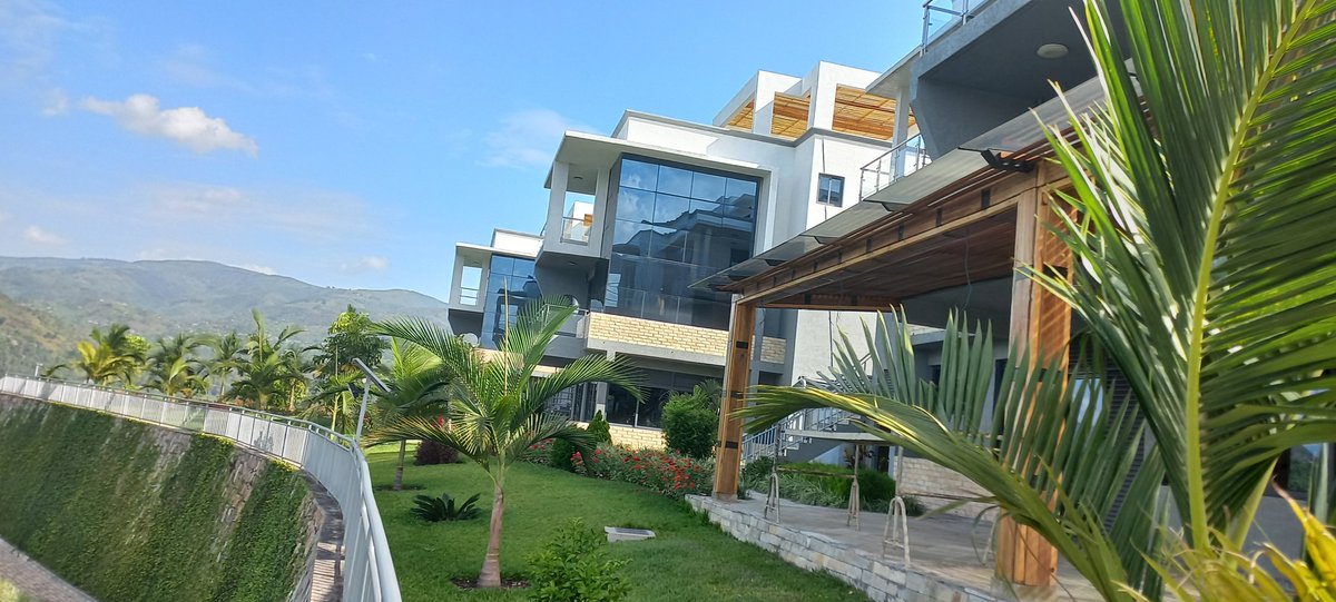CharlesHaba's tweet photo. Amazing Serviced Villas nearing completion in #Karongi District. Will be a much needed family-friendly addition to the options on that axis of #LakeKivu #VisitRwanda @visitrwanda_now @RDBrwanda https://t.co/PpJwNRRrWy