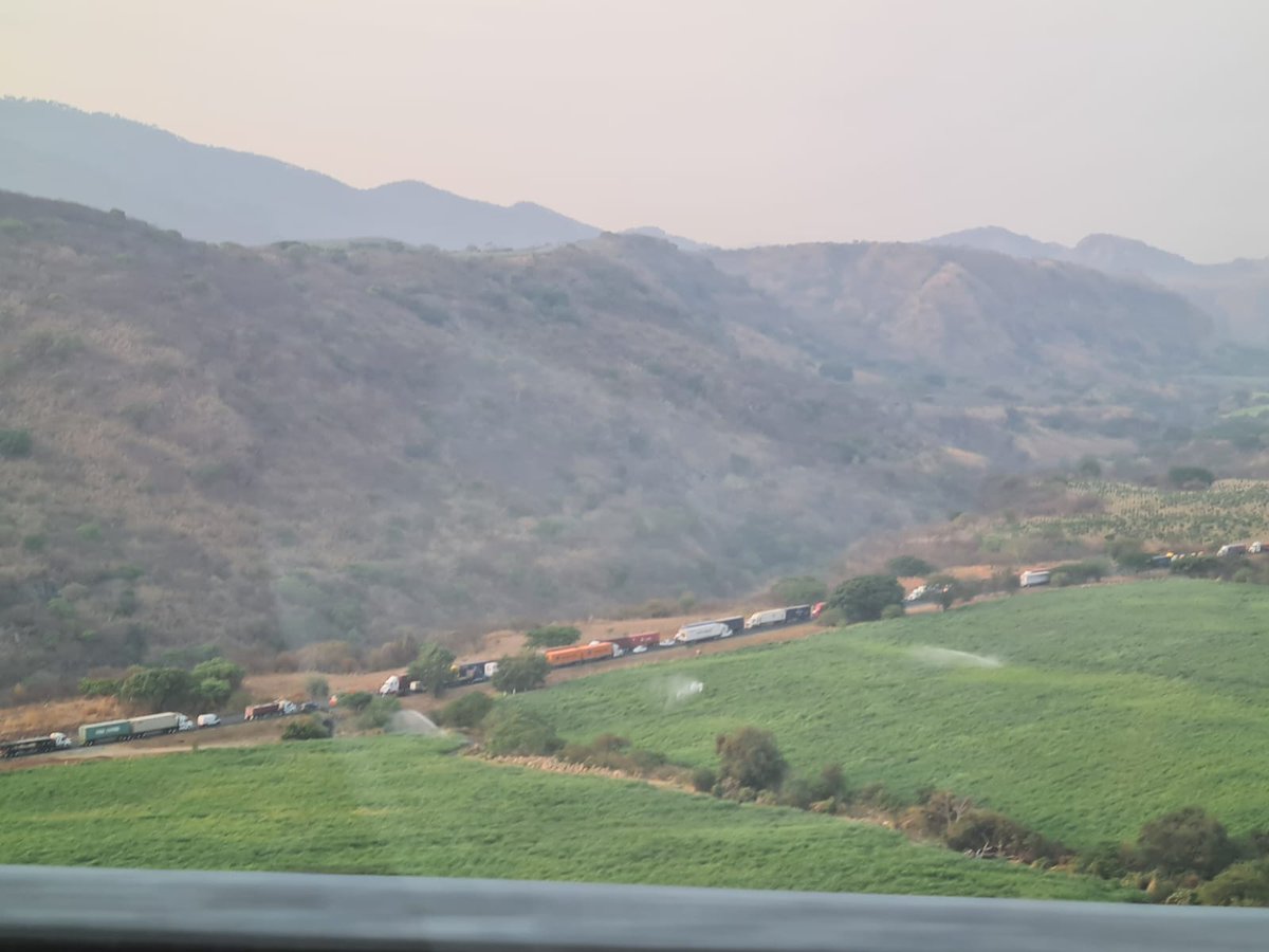 yax_gom's tweet photo. De nueva cuenta el tramo carretero de Colima a Guadalajara se ve afectado derivado a la falta de la vía alterna como es el caso del corredor transvolcanico. hasta cuando?? @SCT_mx https://t.co/7N6CoqOufy