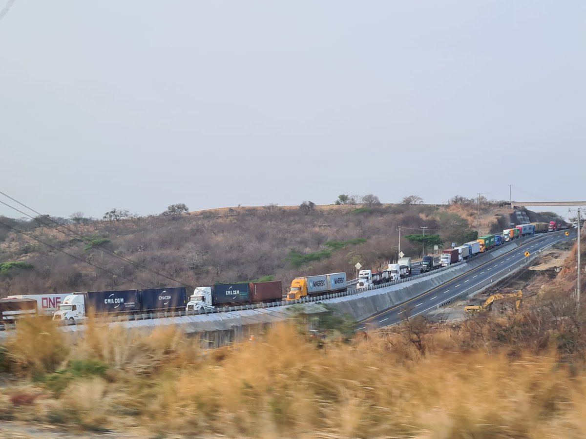 yax_gom's tweet photo. De nueva cuenta el tramo carretero de Colima a Guadalajara se ve afectado derivado a la falta de la vía alterna como es el caso del corredor transvolcanico. hasta cuando?? @SCT_mx https://t.co/7N6CoqOufy