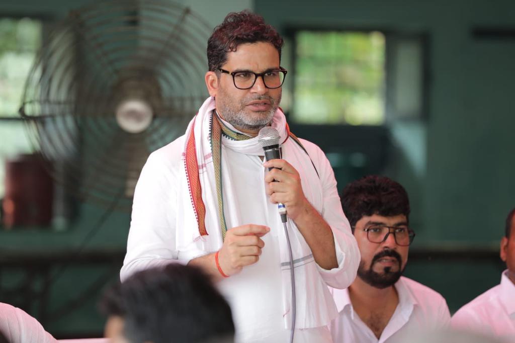 jansuraajonline's tweet photo. चेहरा कलां के अबाबकपुर पंचायत में  डॉ. आफ़ताब आलम के घर जन सुराज पर बैठक का आयोजन हुआ । यहां @PrashantKishor ने क्षेत्र के डॉक्टरों, जिला परिषद सदस्यों, ब्लॉक प्रमुख और अन्य जन प्रतिनिधियों के समक्ष जनसुराज पर अपने विचार रखे।

#JanSuraaj https://t.co/qRP42iSIML