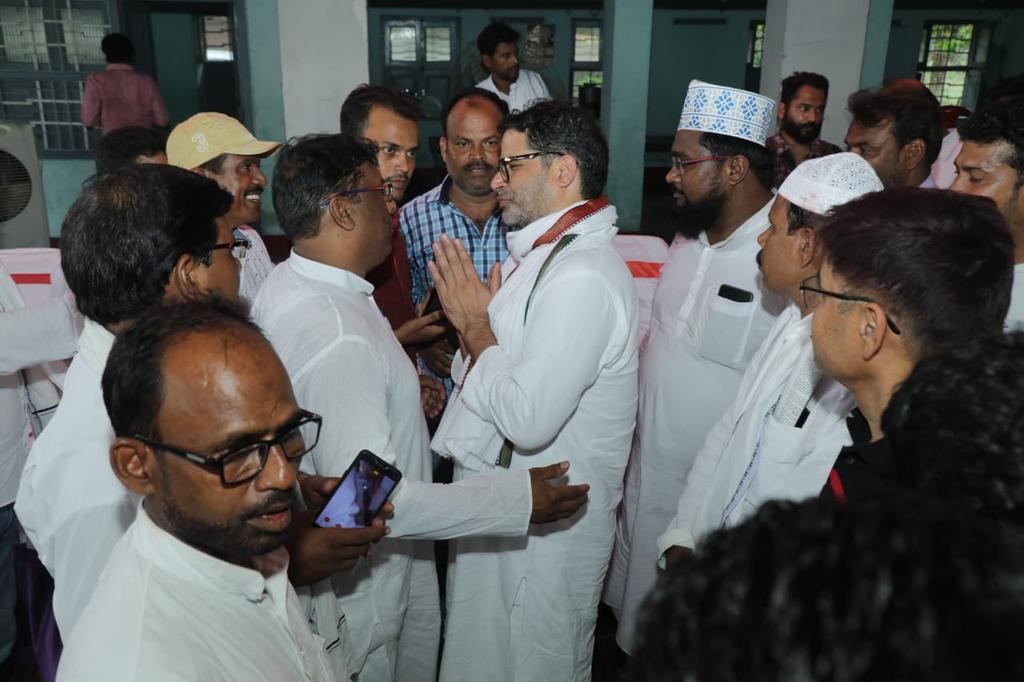 jansuraajonline's tweet photo. चेहरा कलां के अबाबकपुर पंचायत में  डॉ. आफ़ताब आलम के घर जन सुराज पर बैठक का आयोजन हुआ । यहां @PrashantKishor ने क्षेत्र के डॉक्टरों, जिला परिषद सदस्यों, ब्लॉक प्रमुख और अन्य जन प्रतिनिधियों के समक्ष जनसुराज पर अपने विचार रखे।

#JanSuraaj https://t.co/qRP42iSIML