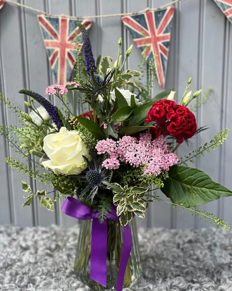 We’re getting Jubilee ready! Are you?!

Don’t forget to enter our giveaway to win a bespoke hat box ❤️🤍💙.

Have a great week everyone!

#kendallsflorist #hertsflorist #hertsflowers #hertsgiveaway #jubileeweekend #jubileecelebration #hatboxarrangement