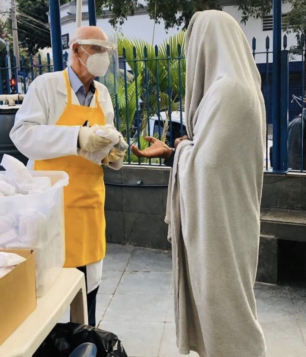 O padre Julio Lancelloti é um patriota de verdade que dedica a vida a cuidar dos mais pobres. O amor ao próximo é a essência da mensagem de Cristo. É disso que o Brasil precisa, de mais amor e fraternidade. Não vamos dar ouvidos às pessoas que pregam o ódio e a violência.