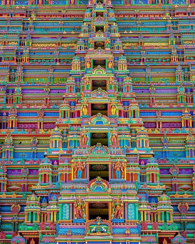 historydefined's tweet photo. Amazing colors and symmetry of Sri Ranganathswamy Temple, India https://t.co/5AYquiIVOJ