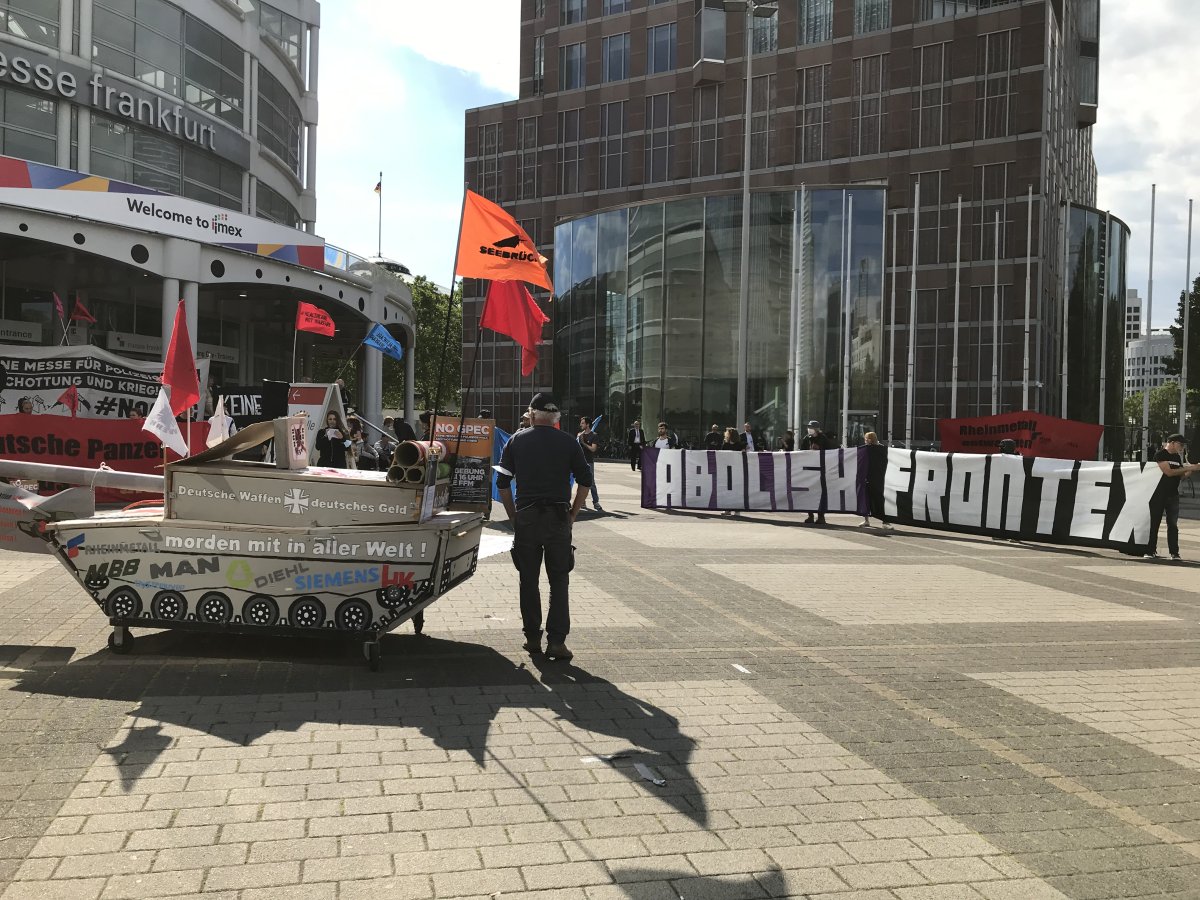 Kundgebung in Frankfurt gegen die größte 'Sicherheits'-Messe, gegen Polizeigewalt, Abschottung und Krieg!

#AbolishFrontex
#NoGPEC #gpec2022 #WarStartsHere