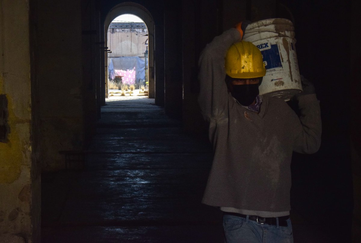 TadeoGZ's tweet photo. Comenzaron las obras de recuperación patrimonial histórica en la primera nave de #Arizu 👏un espacio que se convertirá en un centro cultural y salón de exposiciones. Estamos muy contentos por poner en valor un lugar que durante años estuvo abandonado. #EspacioArizu https://t.co/2EZgN9SpUS