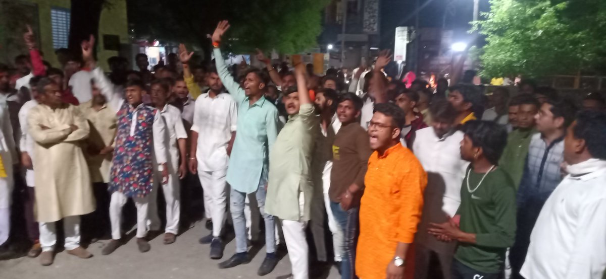 NewsHadoti's tweet photo. #झालावाड़ जिले के पिड़ावा में वैष्णव समाज ने किया थाने का घेराव,शोभायात्रा में सीआई पर बैंड चालक को थप्पड़ जड़ने का लगा रहे आरोप, सनातन वैष्णव समाज इकट्ठे होकर शहर के मुख्य मार्गो से नारेबाजी करते हुए थाने पहुचे, सीआई रामचरण को सस्पेंड करने की कर रहे मांग
@RajCMO
@DmJhalawar https://t.co/LY0R4t3u99