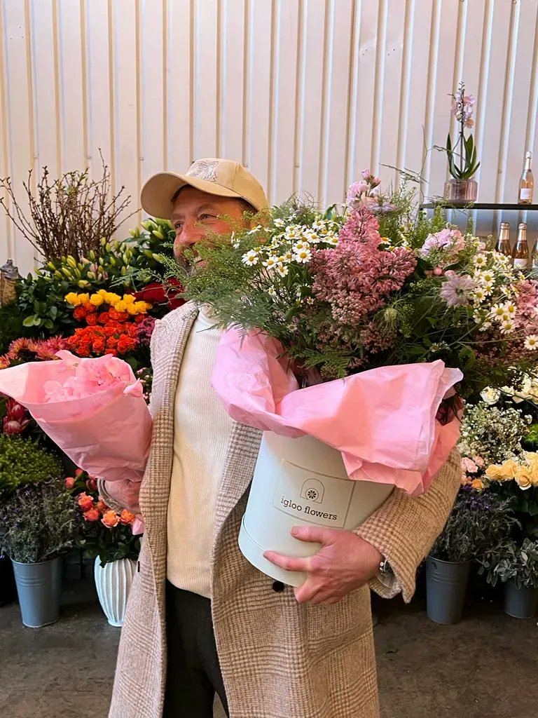 IglooFlowers's tweet photo. A rare photo of our gorgeous owner/manager, Simon.

#menloveflowerstoo

.
.
.

#spoilhim #celebration #floralbox #fleurblooms #timetocelebrate #happygardeninglife #gardening #plantlove #urbanjungle #plantlover #plantlife https://t.co/bWy6gMeWEN