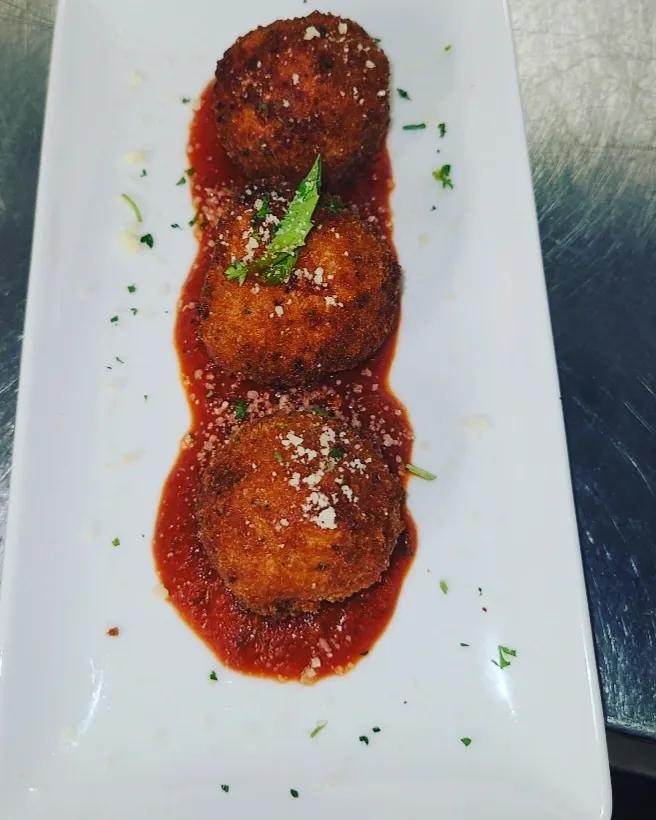 Ryfe_AC's tweet photo. Join us for happy hour everyday from 3 to 6! https://t.co/rLnvLtqtvA