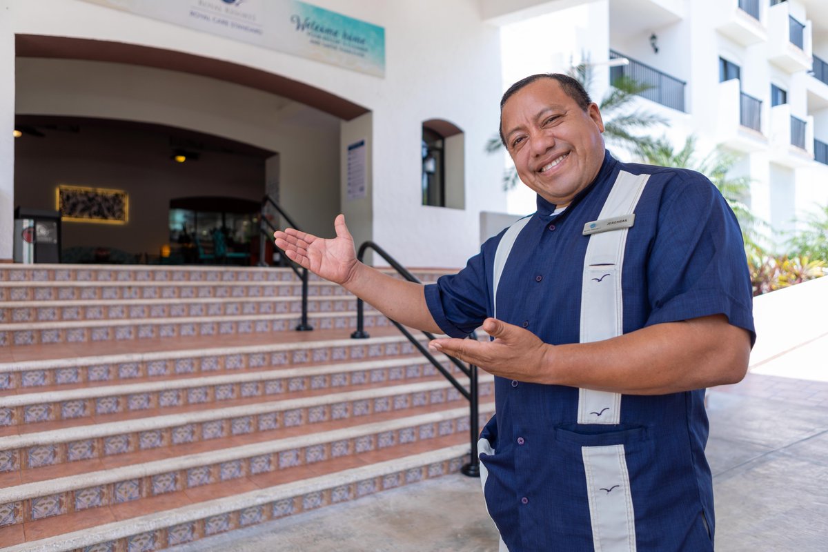 Today is #NationalSmileDay in the USA!

What a better way to end the month than with a big smile, we are so fortunate to be in the Mexican Caribbean 😊

Say hi to Jeremías, our most smiling bellman!
.
.
#RoyalResorts #TheRoyalCancun #Cancun #Mexico #MexicanCaribbean