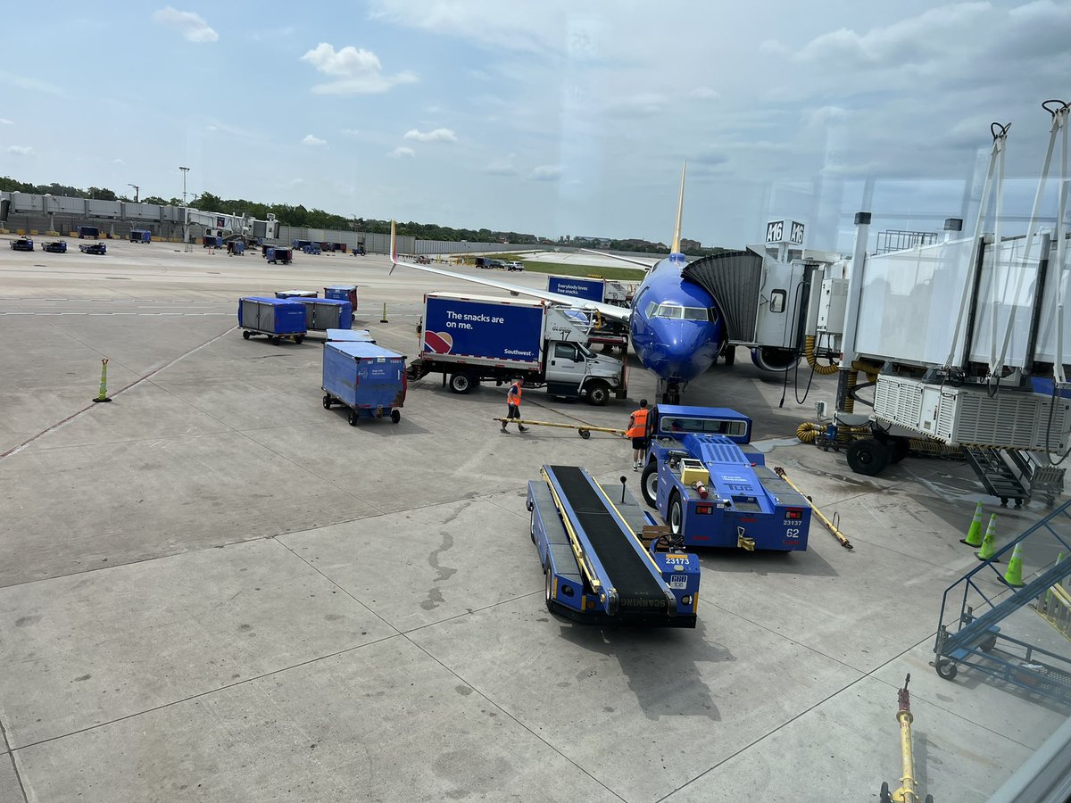 DmacDeere's tweet photo. βJust sitting out here watching airplanes.β #MichiganBound #Bernhard #OnTheRoadAgain https://t.co/3eIt3hAwb6