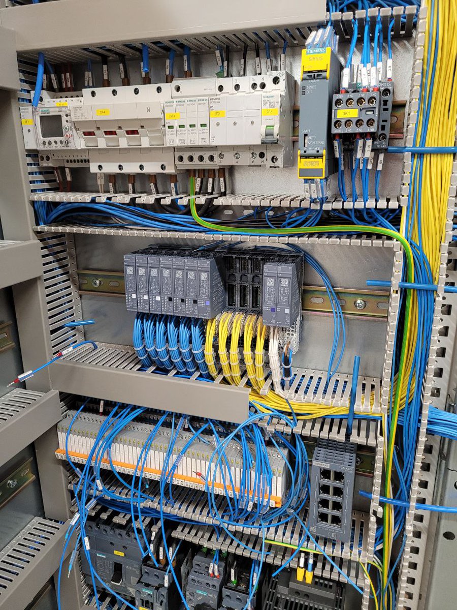 ReleProPLC's tweet image. Cuadro en proceso con periferia descentralizada SIMATIC ET200SP de @siemens_ind Entradas y salidas remotas de máxima fiabilidad. Líder en automatización de procesos.