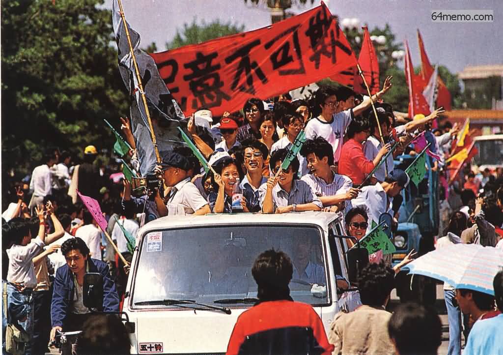 NFSCMason's tweet photo. 🎞️8964『勿忘歷史』系列照片回放：

#六四 #64學潮 #64運動 #天安門大屠殺 #天安門 #tiananmensquare #bieing #shanghai https://t.co/5YuJsSRMX4