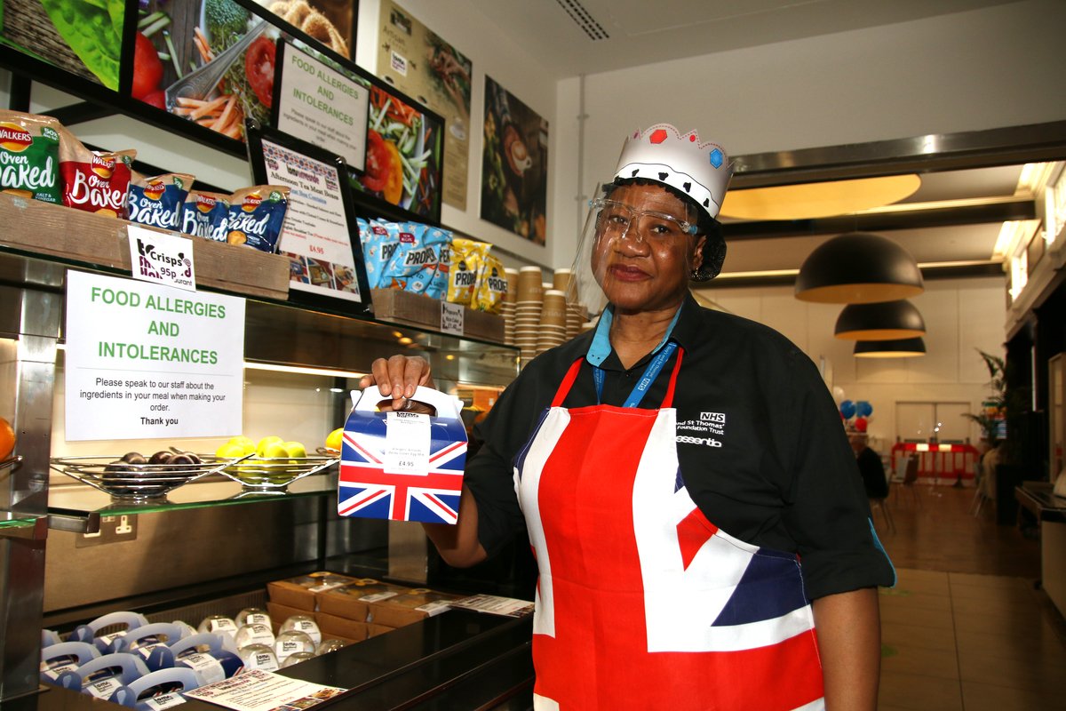 GSTTnhs's tweet photo. Our in-house hospital restaurants are celebrating the #PlatinumJubilee this week and expect to serve up to 3,000 hot meals over 3 days.

Our catering teams will be offering a traditional roast dinner with all the trimmings and special Jubilee afternoon tea boxes.

#TeamGSTT #HM70 https://t.co/Cy956Hp7nP