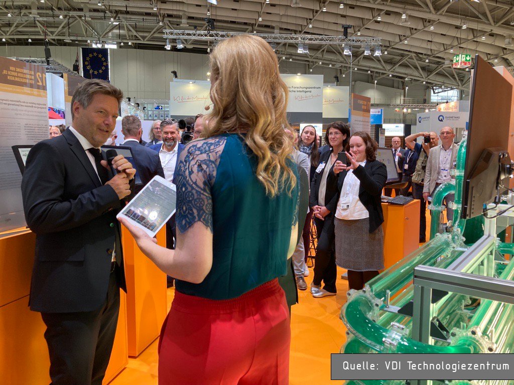 technikzukunft's tweet photo. Hoher Besuch heute bei #Algoliner auf der #HM22👏: BM Habeck @BMWK informierte sich über die Arbeit des Projekts, das sich am #BMWK-Stand mit einem Bioreaktor auf Algenbasis präsentiert. 

Das Projekt ist Teil des von uns betreuten Förderprogramms „Industrielle #Bioökonomie“ 🌱 https://t.co/TfaFPXCIxY