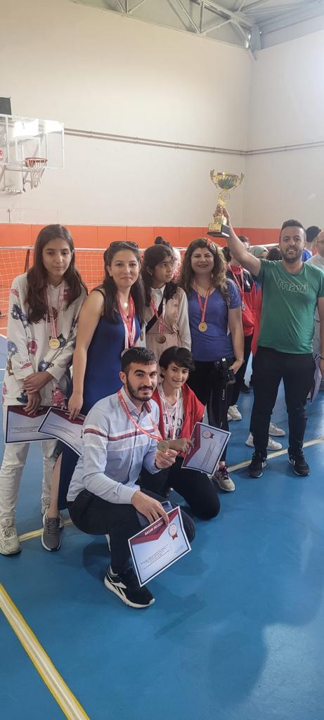 Samsun'da yapılan Goalball Türkiye Şampiyonasında, pansiyonumuzda misafir ettiğimiz, Şanlıurfa Haliliye Görme Engelliler Ort. Kız takımının Türkiye Şampiyonluğundan sonra bugünde erkek takımı Türkiye 3.  olmuştur. Misafirlerimizi 2 kupa ile uğurladık. 
<a href="/MemAtakum/">Atakum İlçe Milli Eğitim Müdürlüğü</a> 
<a href="/SanlGorme/">Şanlıurfa Haliliye Görme Engelliler Okulu</a>